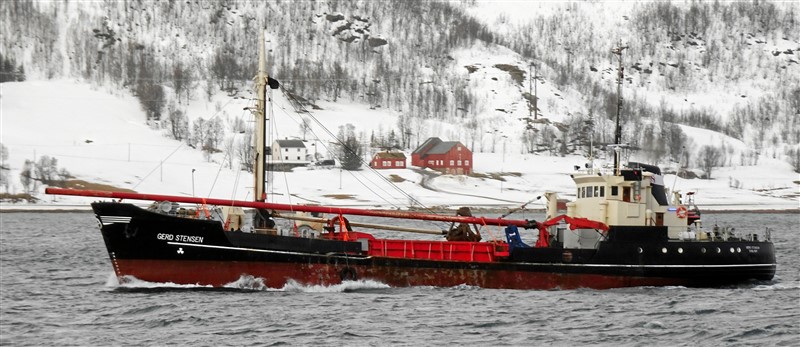 Man føler sig ikke så gammel, når det skib man havde sin første hyre på stadig sejler, og ser flot ud, var med på hendes første arbejdsdag.
 ’Gerd Stensen’, der blev bygget som ’Kalø’ i 1967 i Husum (Tyskland) til Aarhus Sten- & Gruskompagni. I 1973 blev det overført til Københavnermoderselskabet Carl Nielsen Sand-, Grus- og Singelsforretning, som solgte hende til Lofoten i Norge i 1976. Hun ser ikke ud til at have gennemgået nogle større ombygninger. To rederier og to navne i løbet af foreløbigt 52 år og still going strong – det er ikke dårligt.  Klik på billedet og se hvor det føre dig hen.