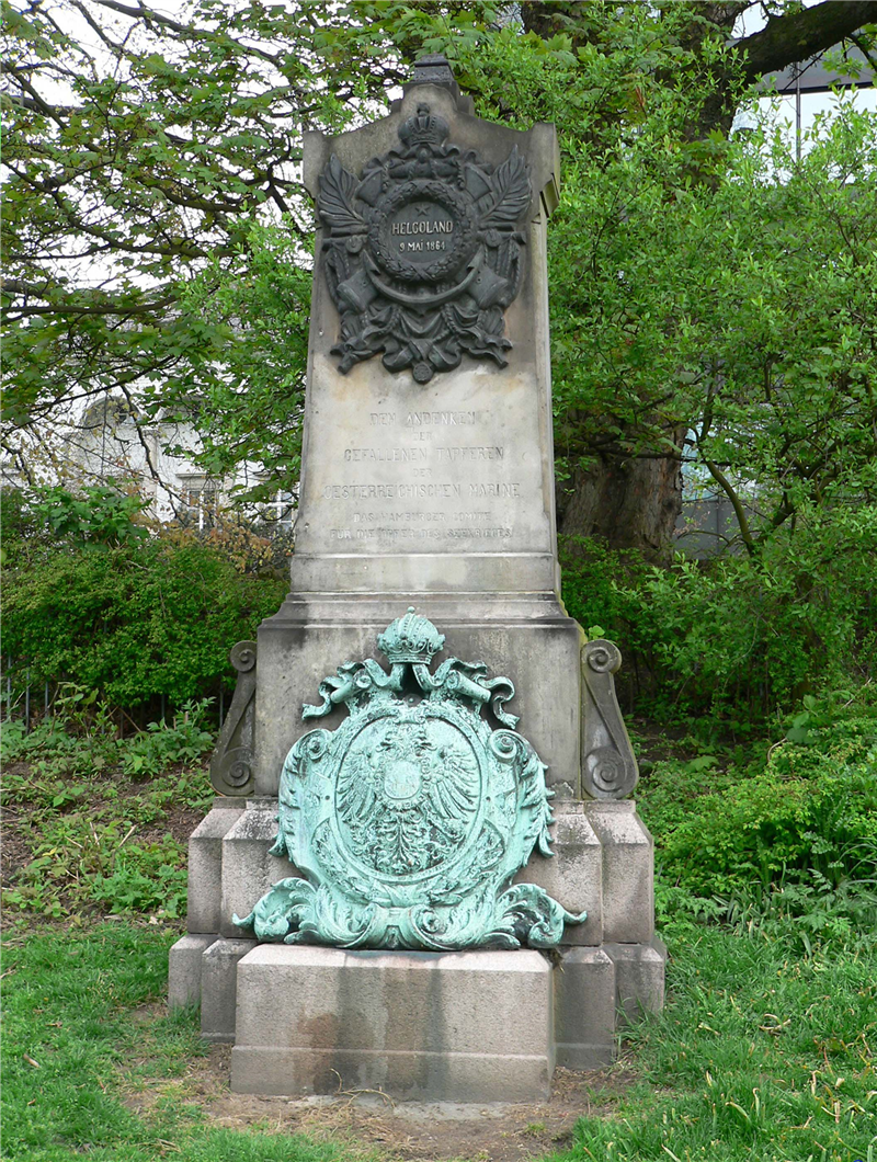 Og et i Altona - Hamburg. For de der døde af deres sår.
Det gør lidt undt, det er jo gammel dansk jord, hvorfra den første jernbane udgik i 1844 til Kiel.