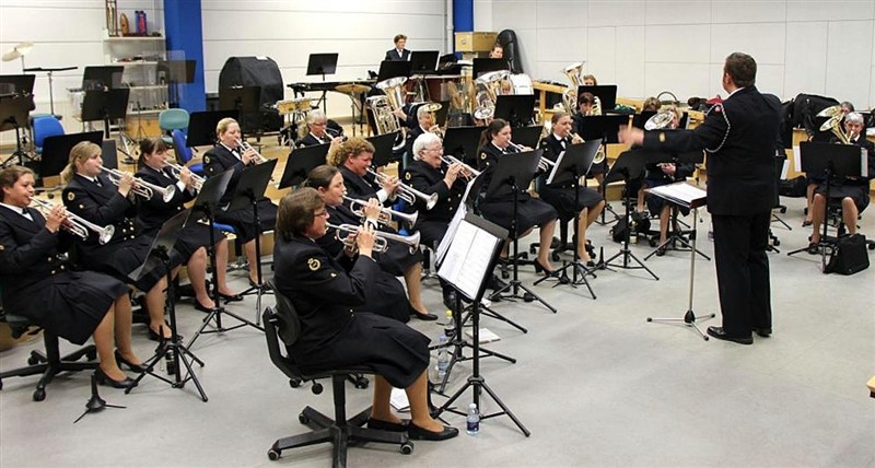 Kvindelige Marineres Musikkorps 2013 med musikdirigent Jakob Lange (Foto: Hjemmeværnet)