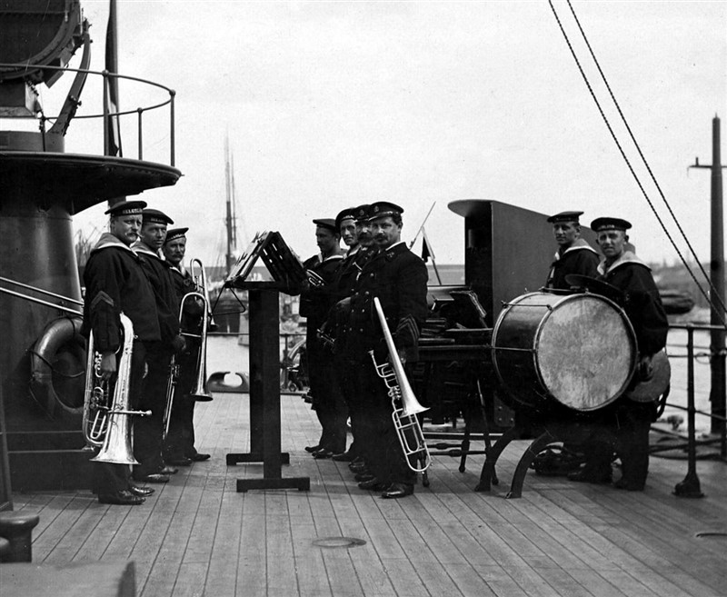 Musikkorpset på panserskibet 'Helgoland' 1897 - 2 faste hornblæsere fra musikkorpset, 5 musikuddannede underofficerer og 2 værnepligtige på slagtøj. (Foto: Forsvarets Digitale Fotoarkiv)