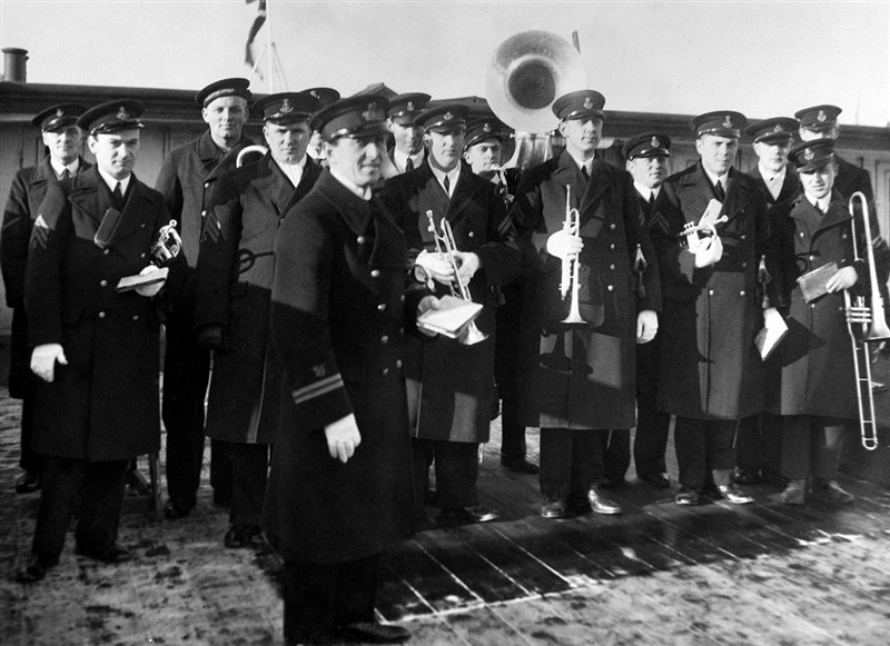 Marinens Musikkorps 1931. Fra venstre E.Hartvig, H.P. Larsen, Hans Peter Nielsen, G. Lorentsen, Knud Bentzen (musikdirigent), C. Petersen, B. Ildved, A. Nielsen, H. Hansen, P. Olsen, F. Larsen, V. Jørgensen. (Foto: Lindhardt 'Klingende Spil')