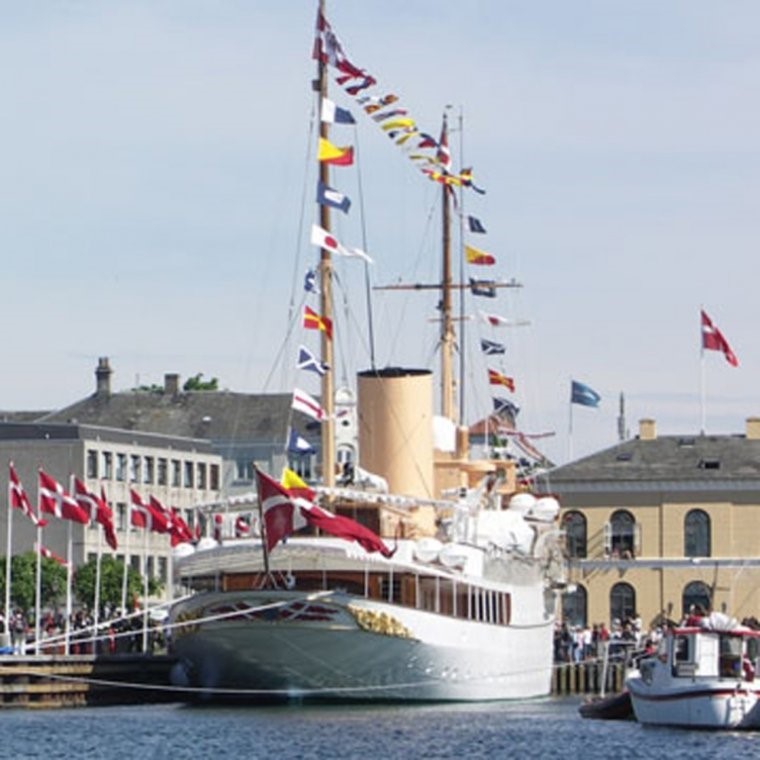 Signalflag over top, anvendes ved festlige lejligheder.